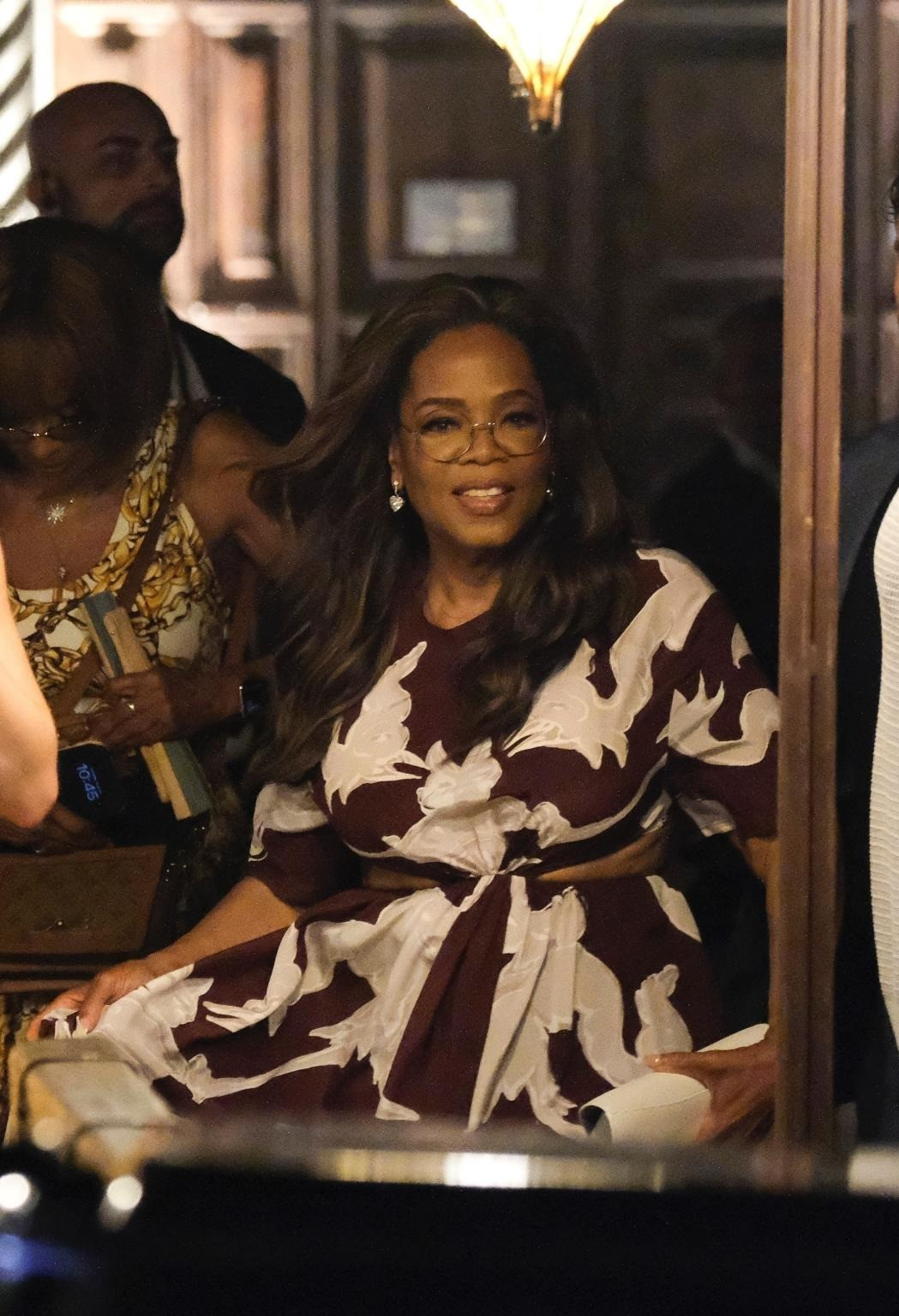 Bà hoàng truyền thông Oprah Winfrey và tài tử Orlando Bloom được nhìn thấy cười vui vẻ. Hôn lễ thế kỷ của tỷ phú Bezos phải liên tục đối mặt với rắc rối. Trước đó là làn sóng biểu tình phản đối của người dân Venice. Ảnh: BackGrid.