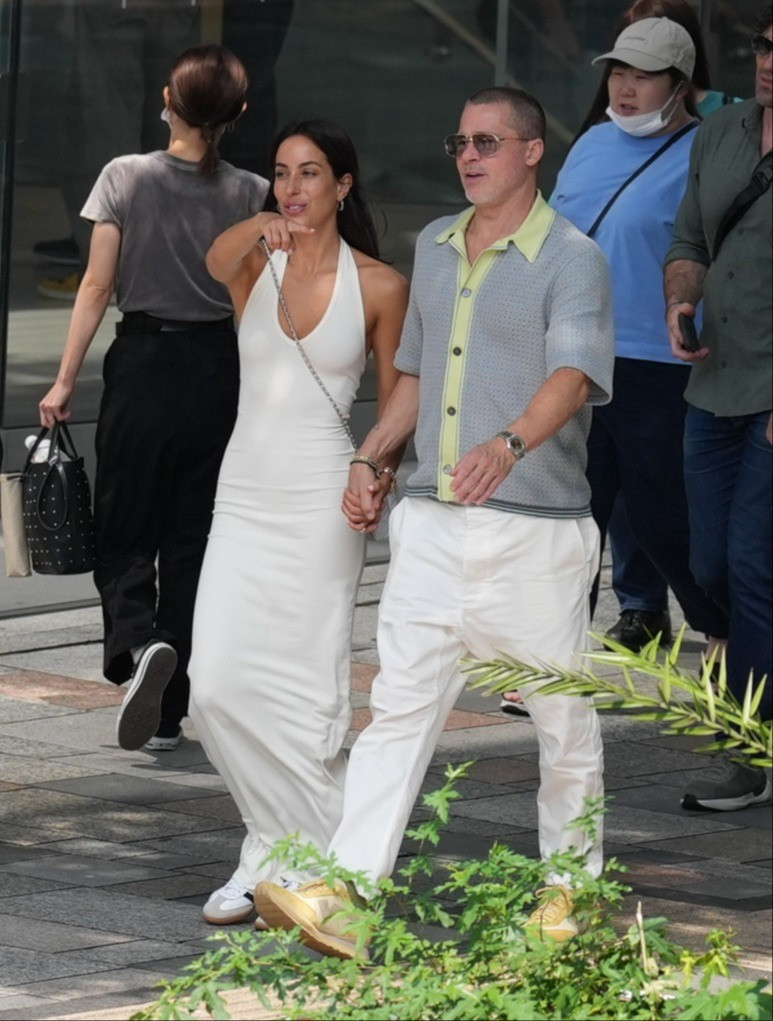 Brad Pitt hạnh phúc bên bạn gái kém 29 tuổi. Ảnh: SplashNews.com/GC. Brad Pitt hạnh phúc bên bạn gái kém 29 tuổi. Ảnh: SplashNews.com/GC.