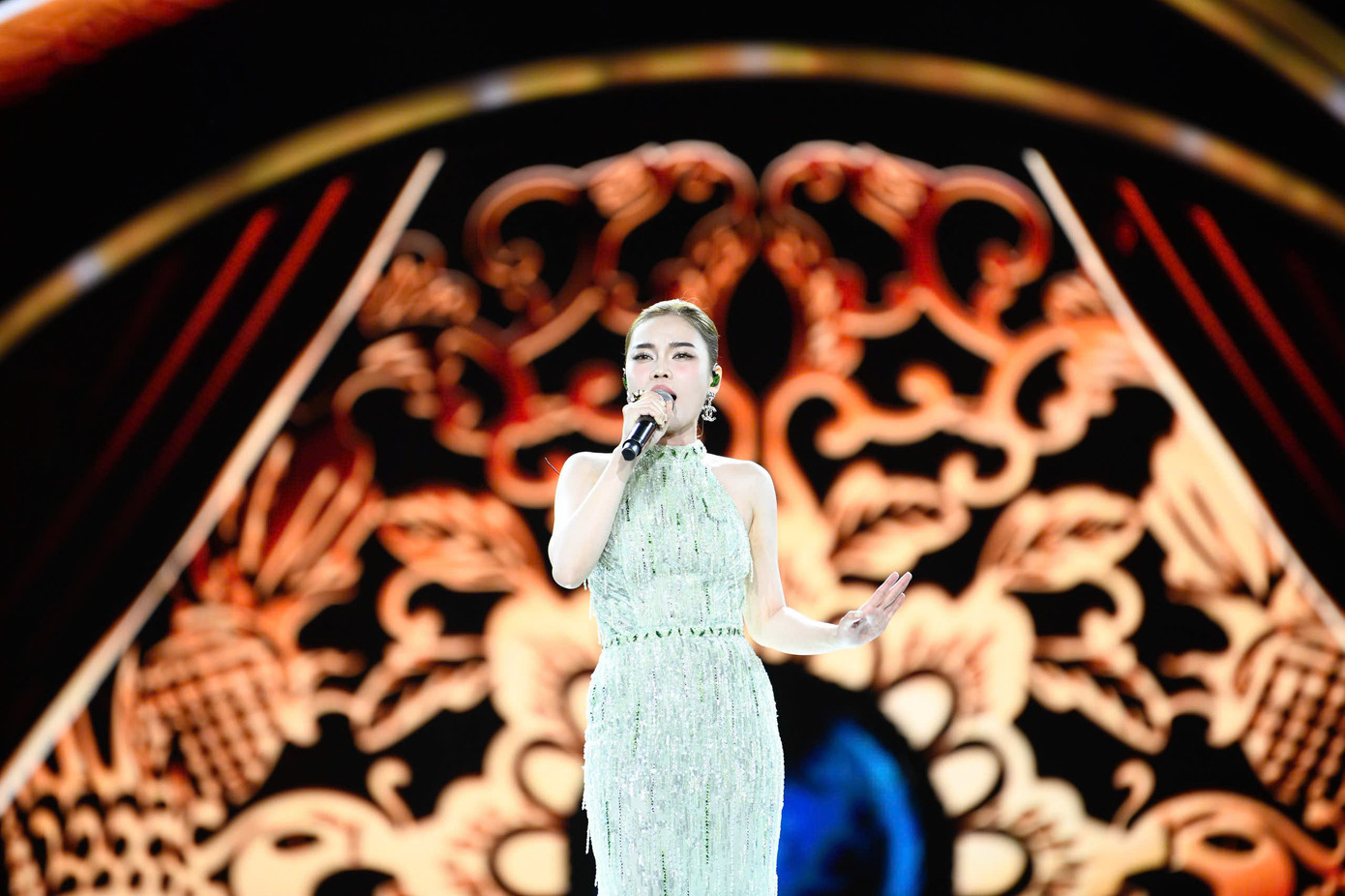 Giang Hồng Ngọc hát dẫn cho phần thi trang phục dạ hội. Giang Hồng Ngọc hát dẫn cho phần thi trang phục dạ hội.