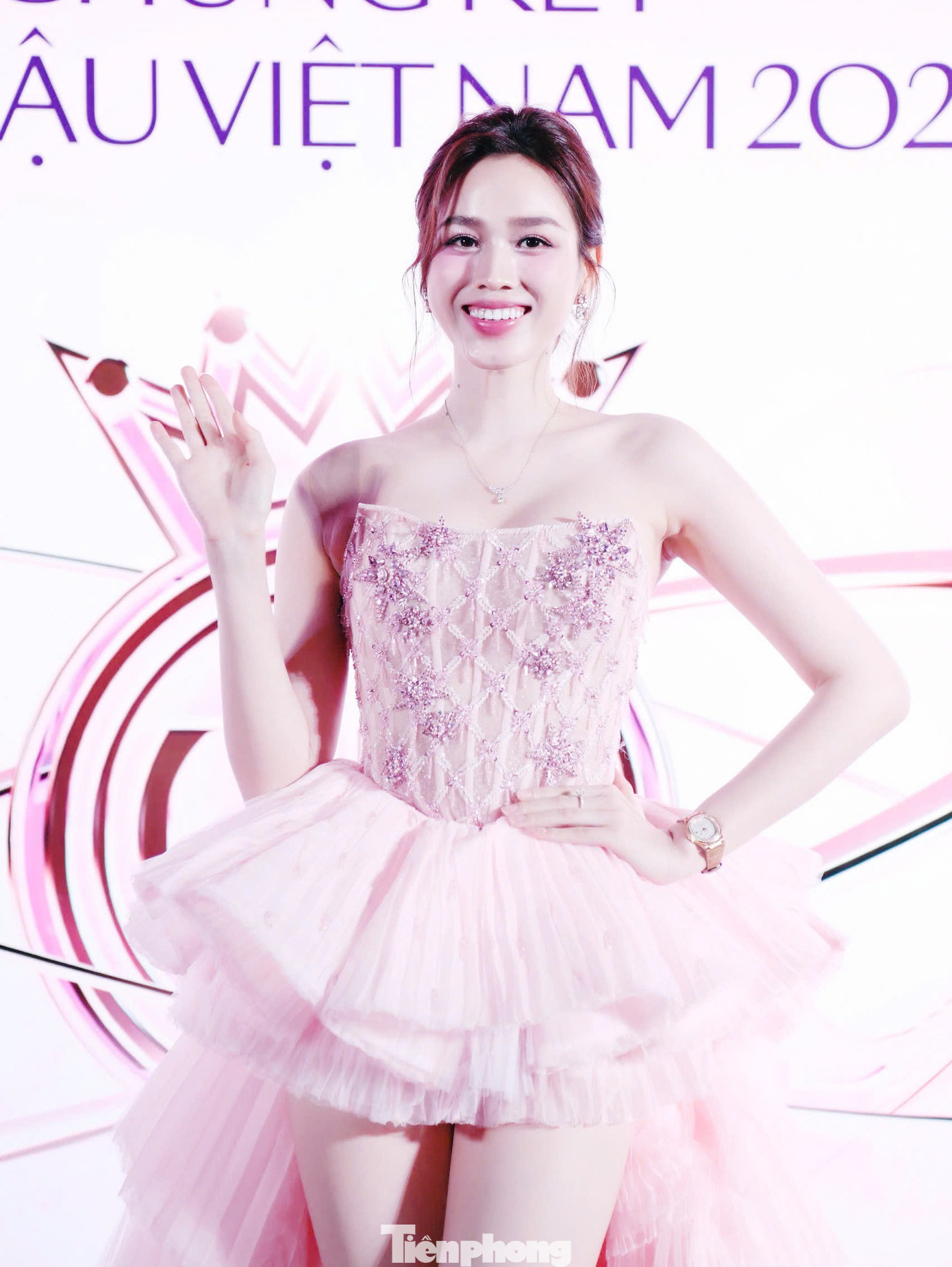 Đỗ Hà bất ngờ về sự thay đổi của trưởng thành của 25 thí sinh vòng chung kết Hoa hậu Việt Nam 2024. Cô cho rằng rất khó để dự đoán người đăng quang trong cuộc thi năm nay.