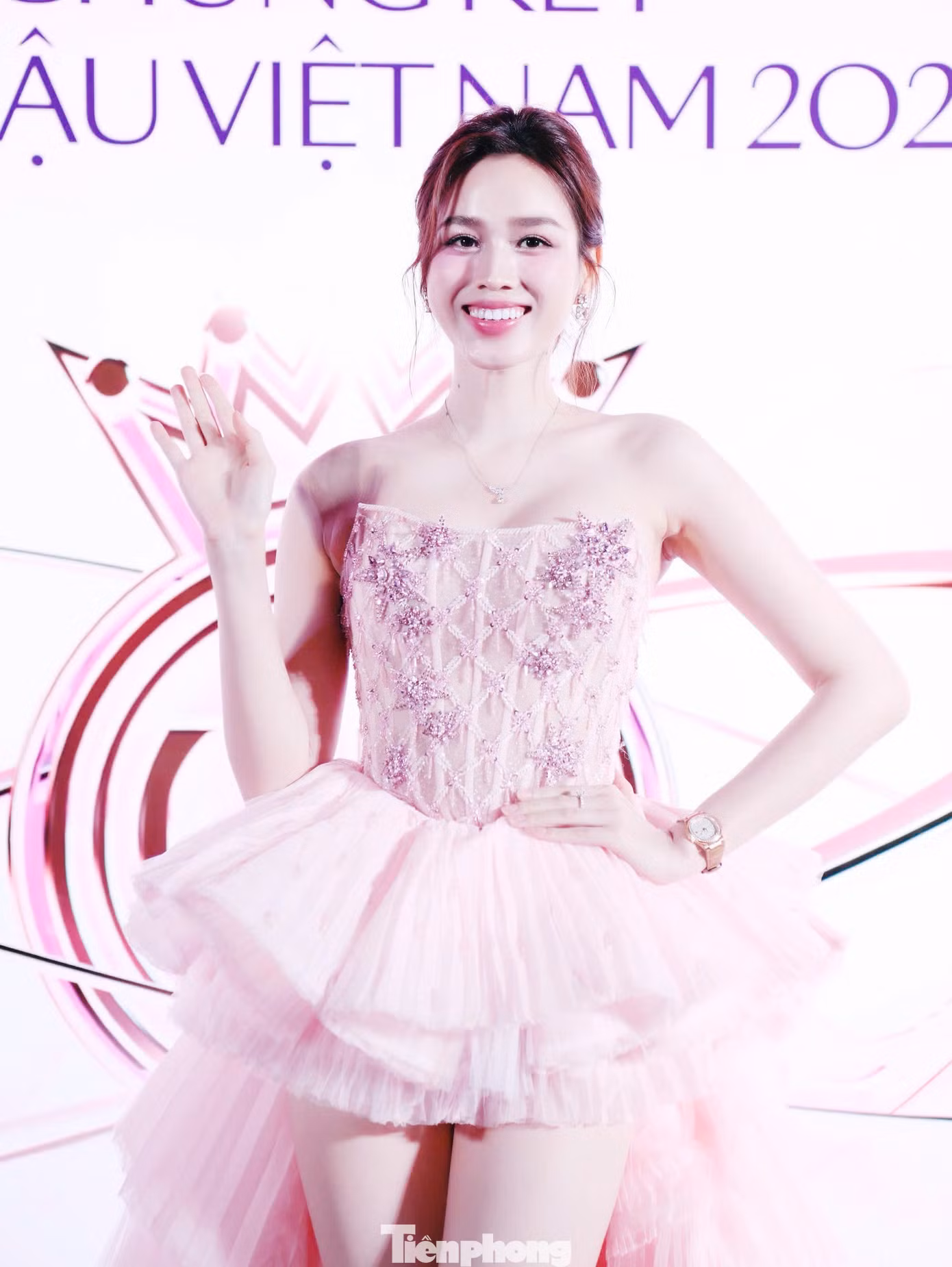 Đỗ Hà bất ngờ về sự thay đổi của trưởng thành của 25 thí sinh vòng chung kết Hoa hậu Việt Nam 2024. Cô cho rằng rất khó để dự đoán người đăng quang trong cuộc thi năm nay.