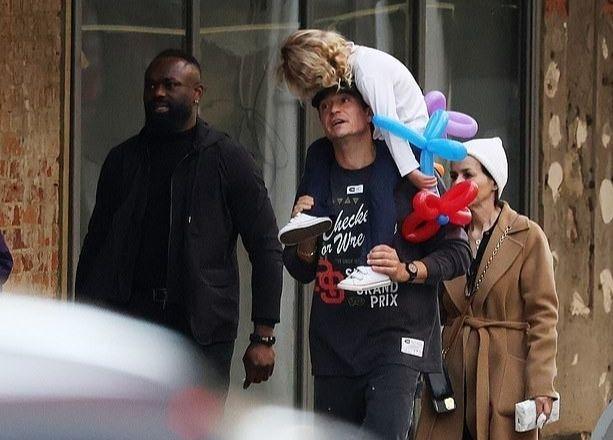 Orlando và con gái đi lưu diễn cùng Katy Perry. Ảnh: BackGird.