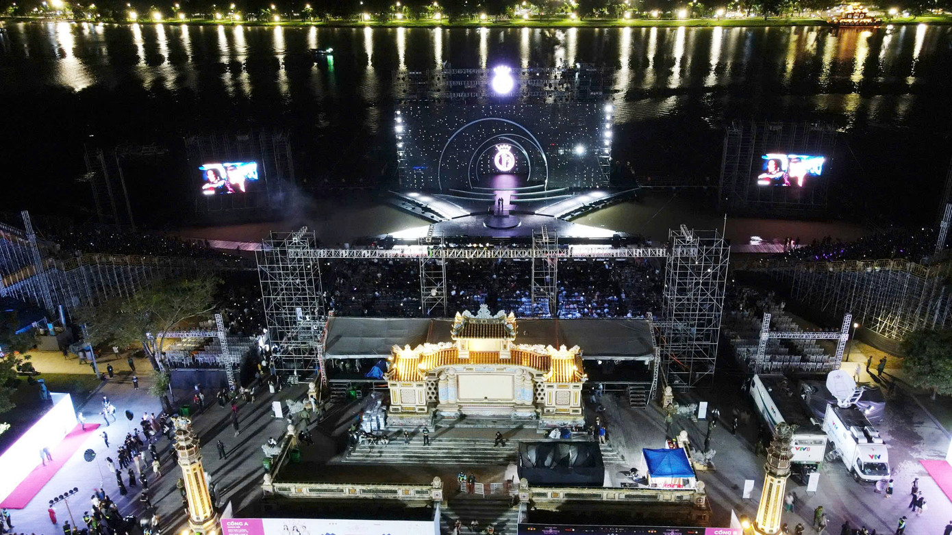 Sân khấu mặt nước bắt đầu tiên đèn, chuẩn bị cho đêm quan trọng nhất của cuộc thi Hoa hậu Việt Nam 2024. Ánh đèn từ Bia Quốc học Huế và bên bờ sông Hương giúp sân khấu càng lung linh và ấn tượng. Sân khấu mặt nước bắt đầu tiên đèn, chuẩn bị cho đêm quan trọng nhất của cuộc thi Hoa hậu Việt Nam 2024. Ánh đèn từ Bia Quốc học Huế và bên bờ sông Hương giúp sân khấu càng lung linh và ấn tượng.