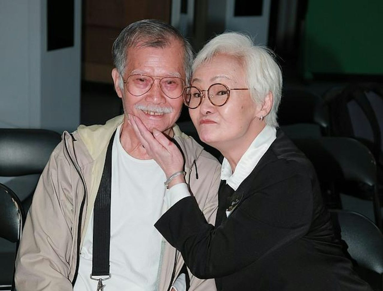 Ông Đường Giai nổi tiếng trong showbiz xứ Cảng Thơm là yêu vợ. Ông Đường Giai nổi tiếng trong showbiz xứ Cảng Thơm là yêu vợ.