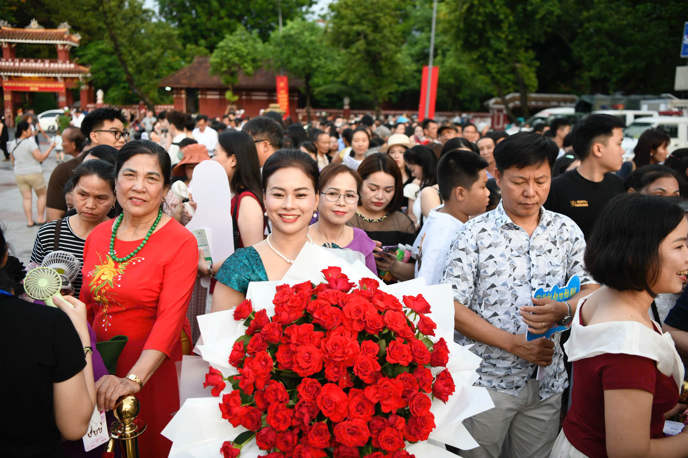 Lượng khán giả đổ về nơi diễn ra chung kết Hoa hậu Việt Nam năm 2024 ngày càng đông, gần như lấp kín khu vực chờ vào cổng.