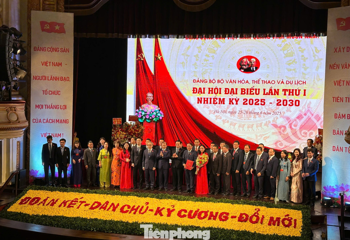 32 đồng chí trong Ban Chấp hành Đảng bộ Bộ VHTTDL nhiệm kỳ 2025-2030 ra mắt tại đại hội.