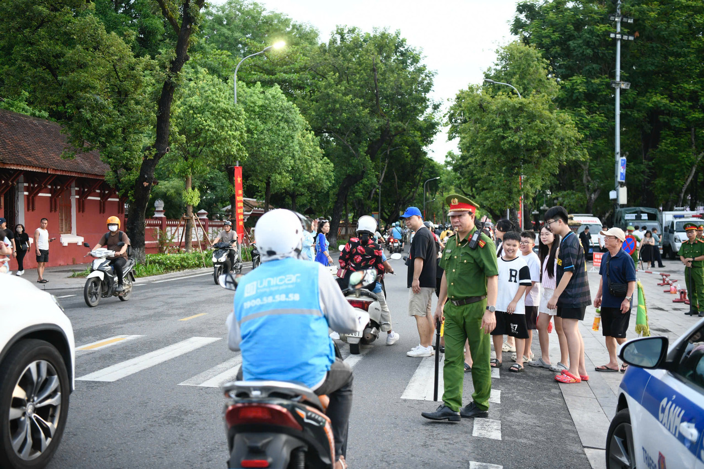 Bên ngoài, lực lượng cảnh sát giao thông và cảnh sát trật tự hỗ trợ phân luồng xe cộ.
