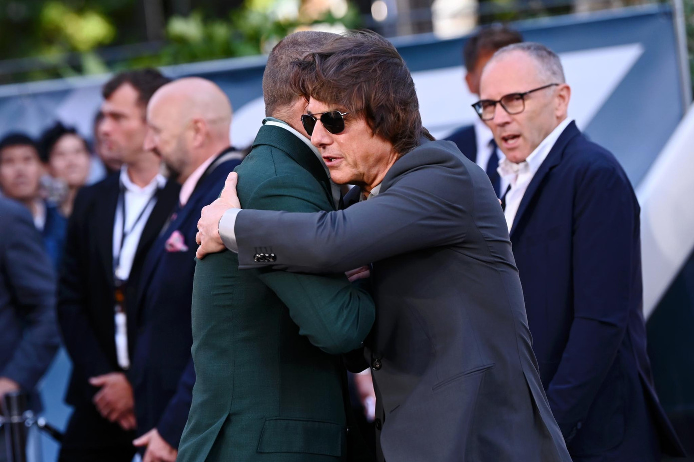 Brad Pitt và Tom Cruise thể hiện tình bạn thân thiết bằng những cái ôm. Ảnh: Getty Images.