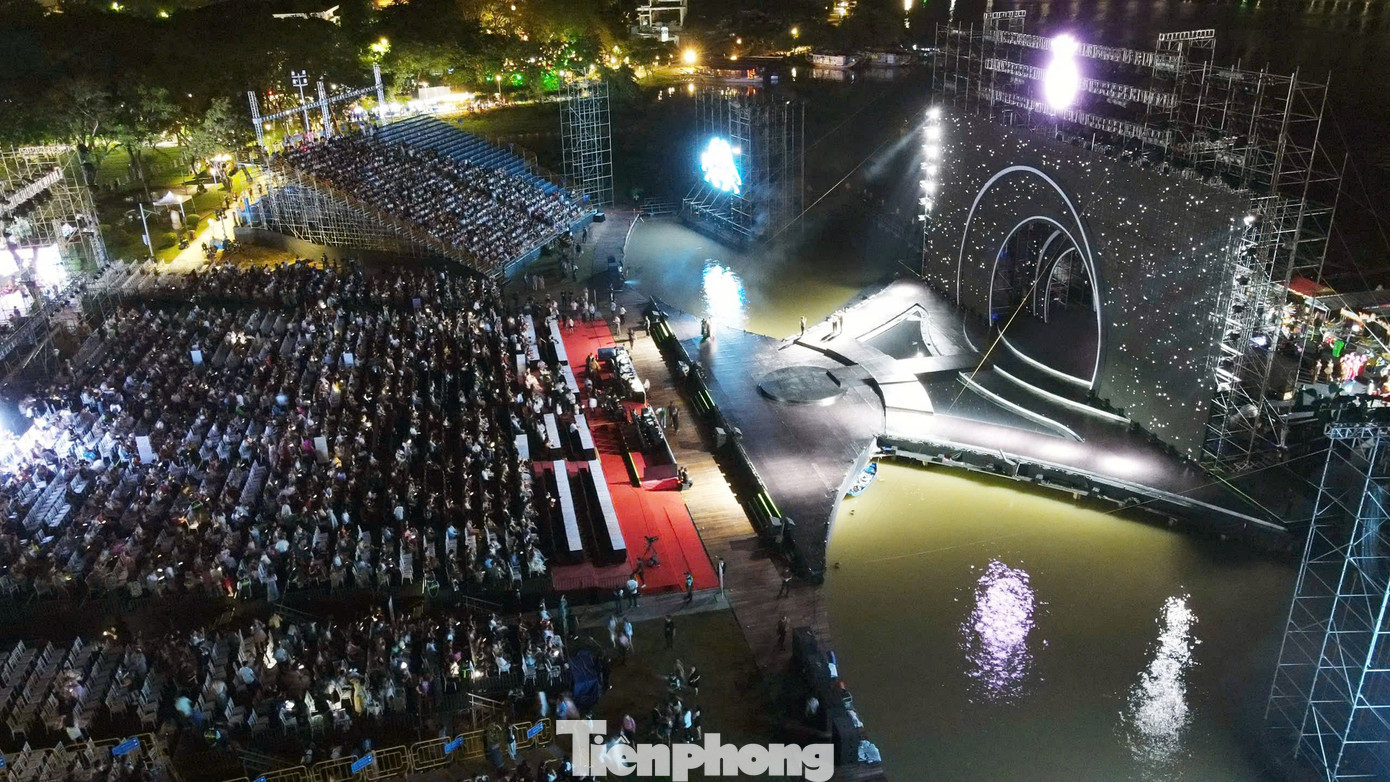 Sân khấu chung kết nhìn từ trên cao. Ảnh: Như Ý.
