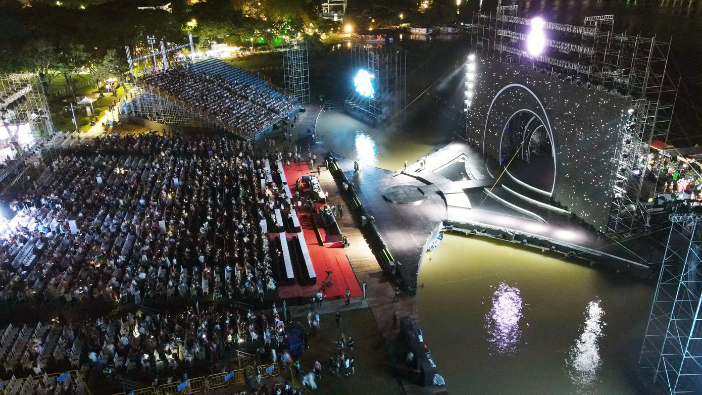 Khán giả dần lấp kín chỗ ngồi trên khán đài. Khán giả dần lấp kín chỗ ngồi trên khán đài.