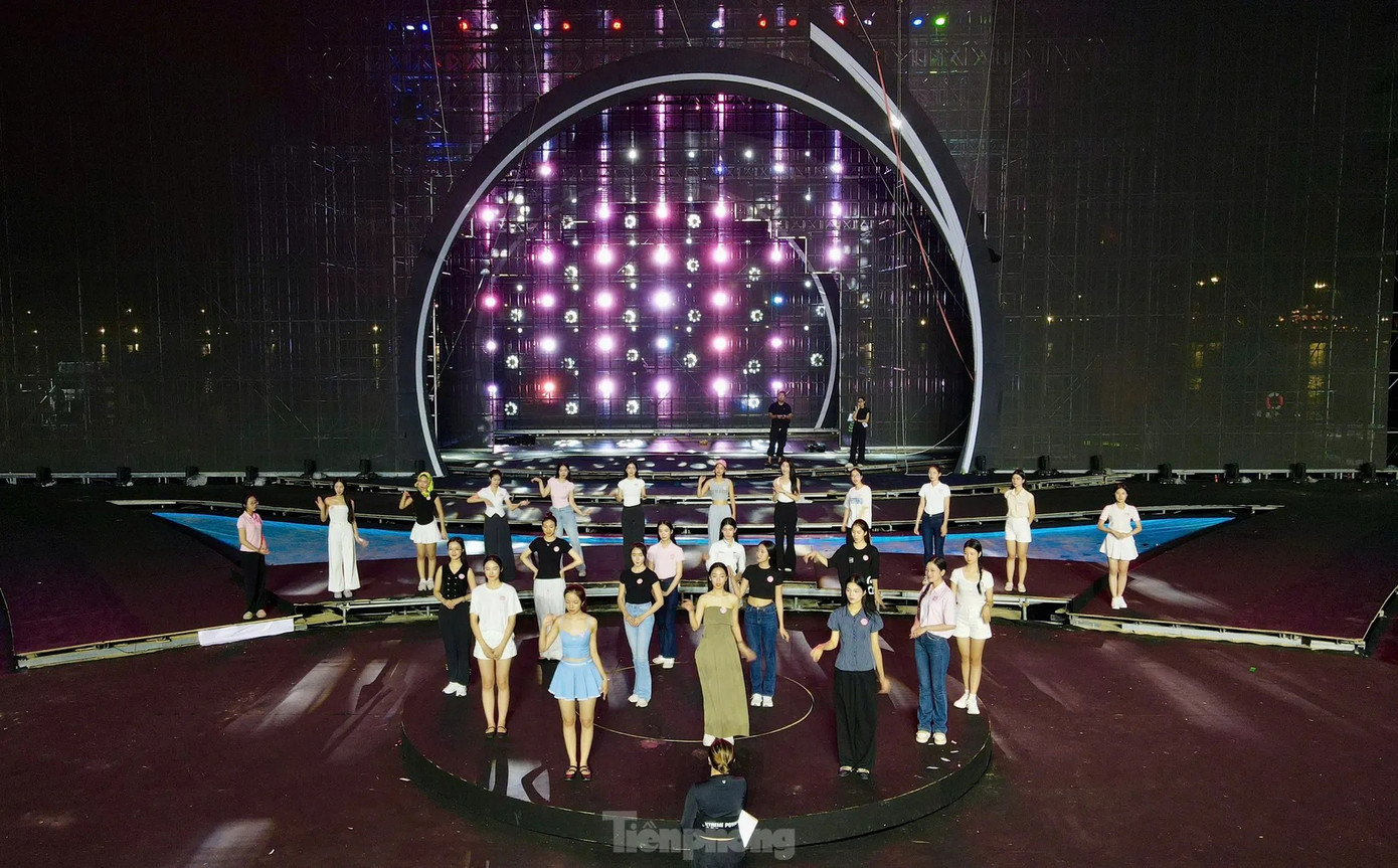 Trước đêm chung kết, các thí sinh có gần 2 tháng sống tại nhà chung, tập trung tối đa năng lượng luyện tập catwalk, các tiết mục đồng diễn, trau dồi, hoàn thiện hơn nữa tri thức, kỹ năng mềm. Họ sẵn sàng tỏa sáng nhất có thể trong đêm quan trọng nhất cuộc thi. Trước đêm chung kết, các thí sinh có gần 2 tháng sống tại nhà chung, tập trung tối đa năng lượng luyện tập catwalk, các tiết mục đồng diễn, trau dồi, hoàn thiện hơn nữa tri thức, kỹ năng mềm. Họ sẵn sàng tỏa sáng nhất có thể trong đêm quan trọng nhất cuộc thi.