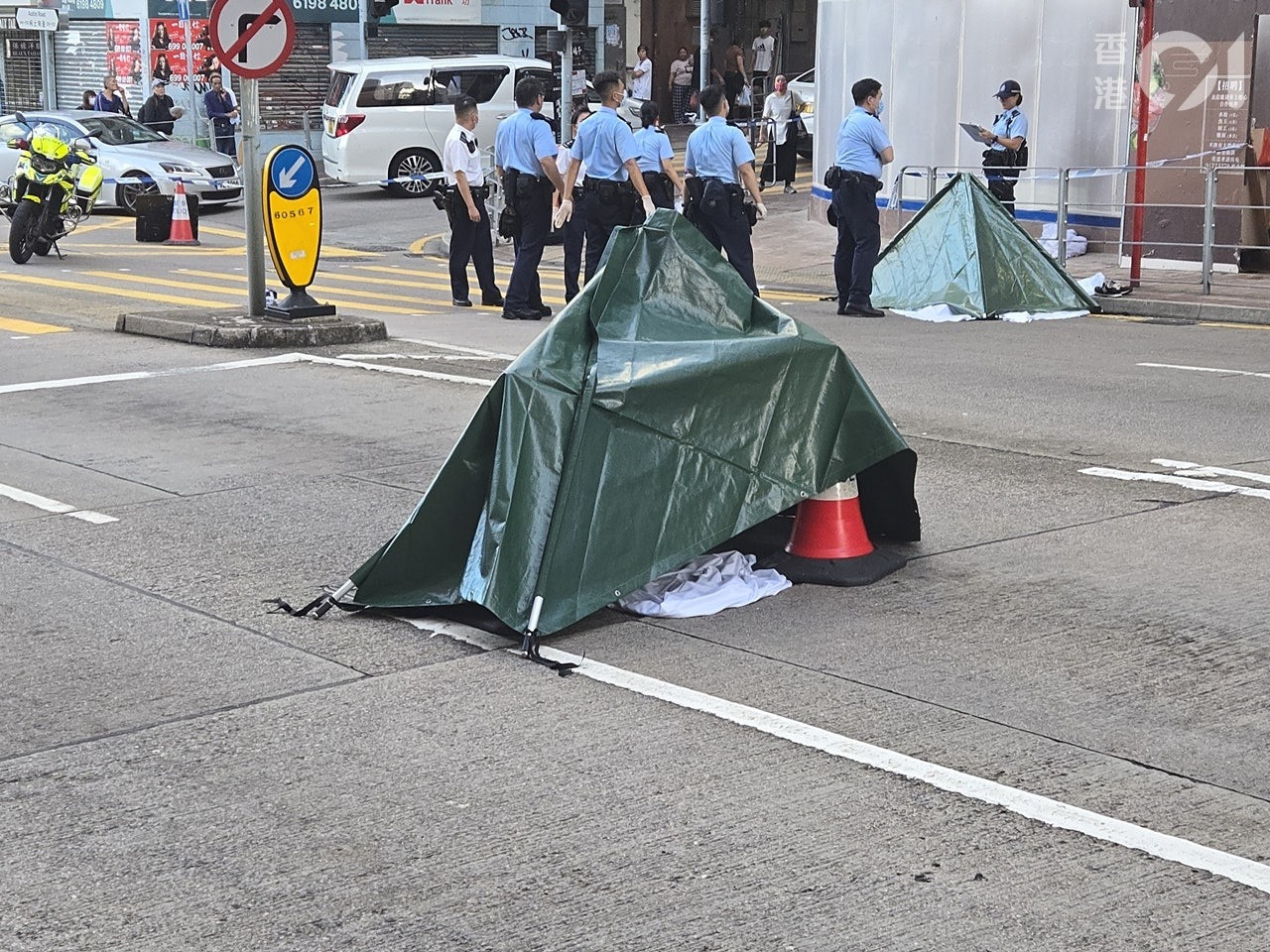 Hiện trường vụ đạo diễn Đường Giai nghi nhảy lầu tự tử. Ảnh: HK01. Hiện trường vụ đạo diễn Đường Giai nghi nhảy lầu tự tử. Ảnh: HK01.