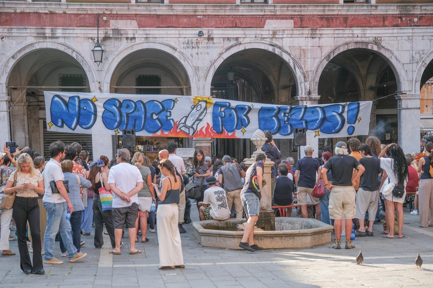 Biểu ngữ “No space for Bezos!&quot; được giăng khắp thành phố Venice. Ảnh: SplashNews.com/Getty Images.