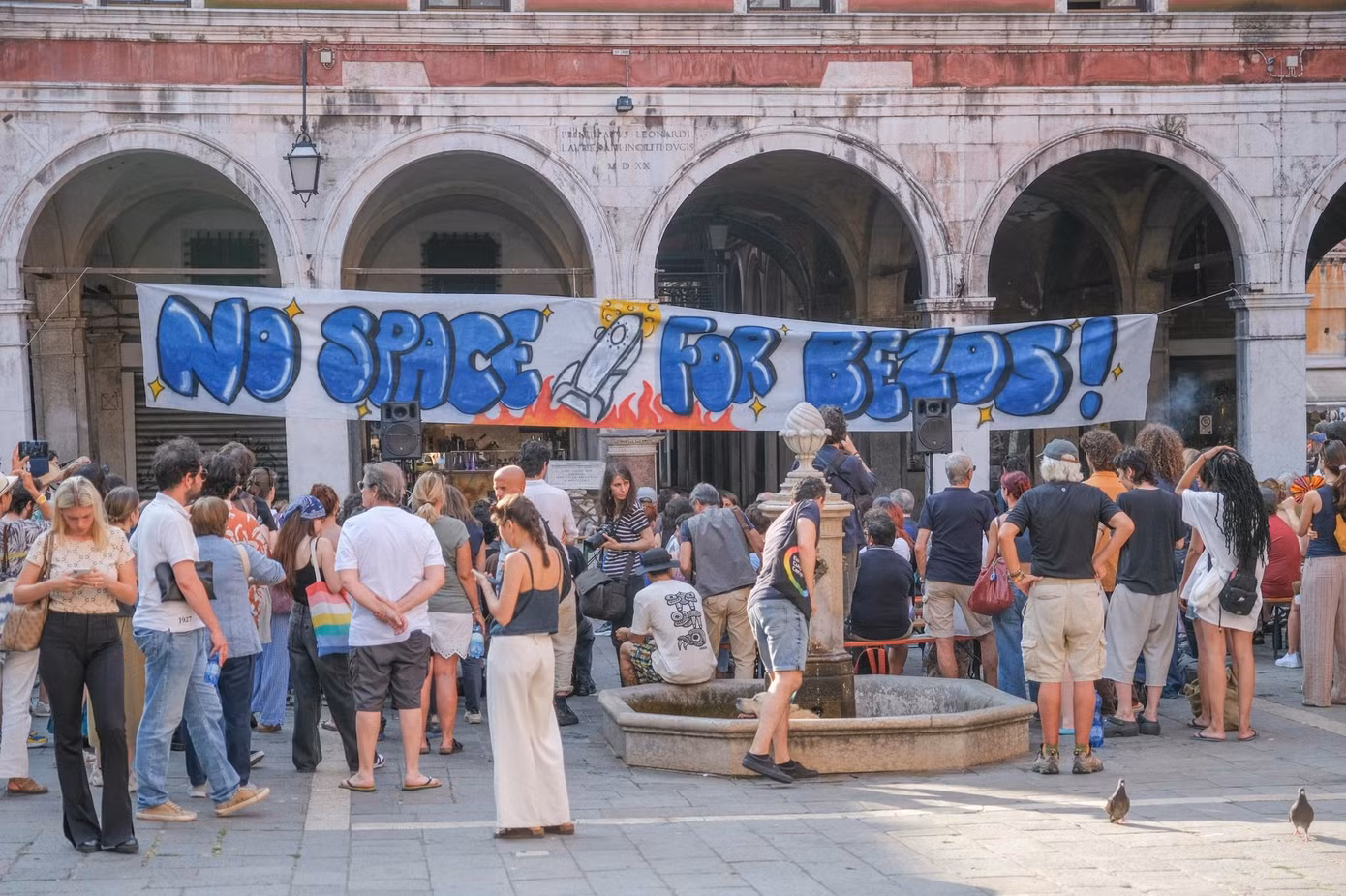 Biểu ngữ “No space for Bezos!" được giăng khắp thành phố Venice. Ảnh: SplashNews.com/Getty Images.