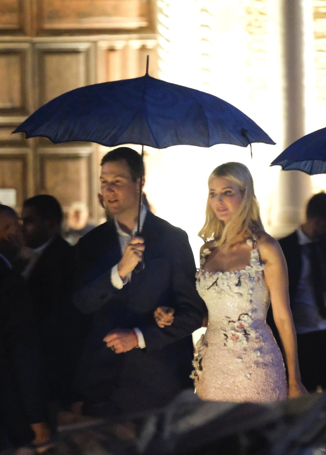 Ivanka Trump được chồng Jared Kushner hộ tống ra ngoài. Nguồn tin độc quyền của Page Six cho hay khách mời không biết bất kỳ thông tin gì về lễ cưới, kể cả địa điểm tổ chức. Họ chỉ được báo về thời gian và có người đưa đến tận nơi. Ảnh: BackGrid.