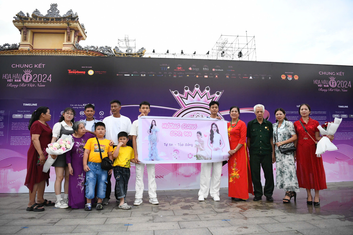 Đại gia đình từ ông bà, cha mẹ, anh chị em đến cháu mang theo băng rôn đến ủng hộ thí sinh Hương Giang.