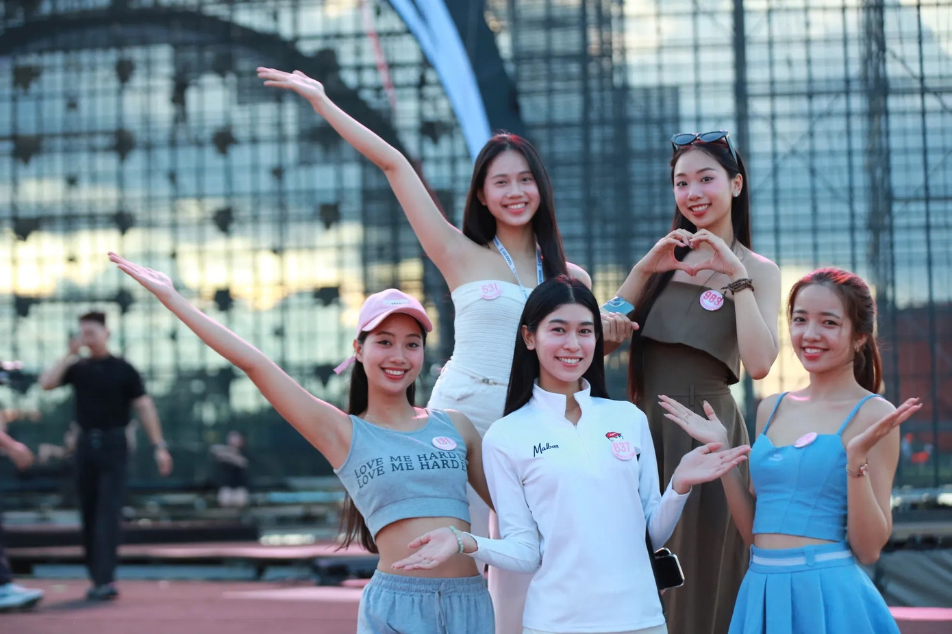 Trước đêm chung kết, các thí sinh có gần 2 tháng sống tại nhà chung, tập trung tối đa năng lượng luyện tập catwalk, các tiết mục đồng diễn, trau dồi, hoàn thiện hơn nữa tri thức, kỹ năng mềm. Họ sẵn sàng tỏa sáng nhất có thể trong đêm quan trọng nhất cuộc thi. Trước đêm chung kết, các thí sinh có gần 2 tháng sống tại nhà chung, tập trung tối đa năng lượng luyện tập catwalk, các tiết mục đồng diễn, trau dồi, hoàn thiện hơn nữa tri thức, kỹ năng mềm. Họ sẵn sàng tỏa sáng nhất có thể trong đêm quan trọng nhất cuộc thi.