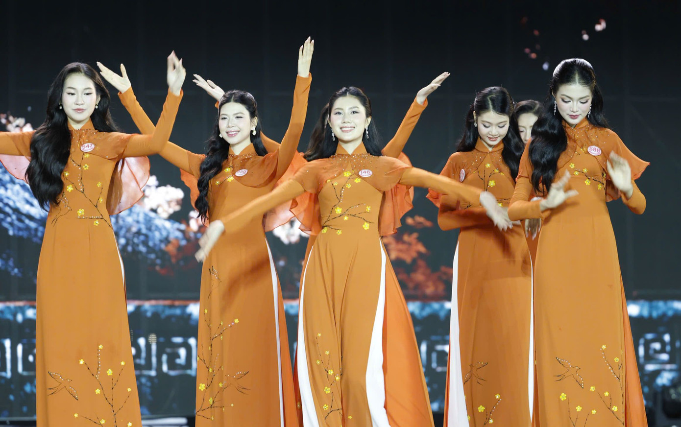 Các cô gái góp phần tạo nên sự sống động cho bức tranh Vườn Xuân Trung - Nam - Bắc. Các cô gái góp phần tạo nên sự sống động cho bức tranh Vườn Xuân Trung - Nam - Bắc.