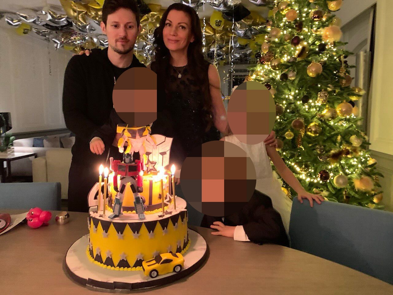 Pavel Durov bên Irina Bolgar và 3 con chung. Ảnh: IG.