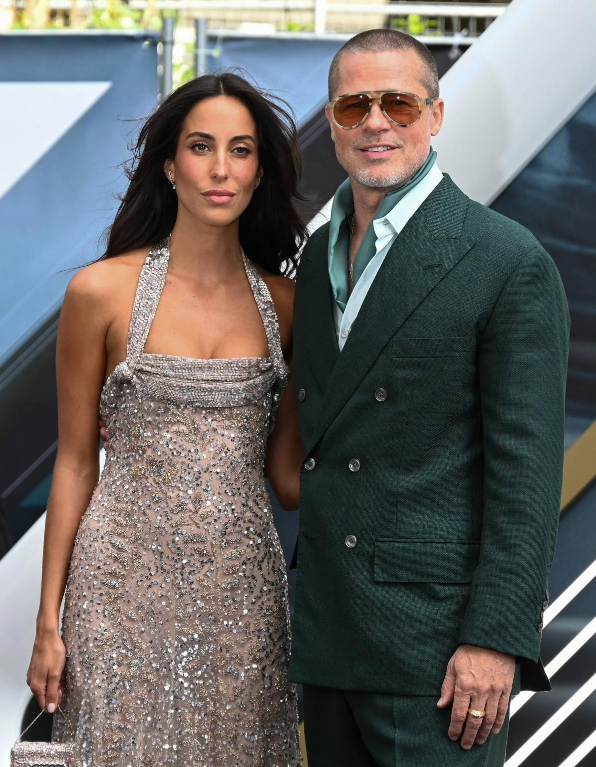 Brad Pitt và bạn gái đang đi quảng bá cho F1. Ảnh: Zumapress.