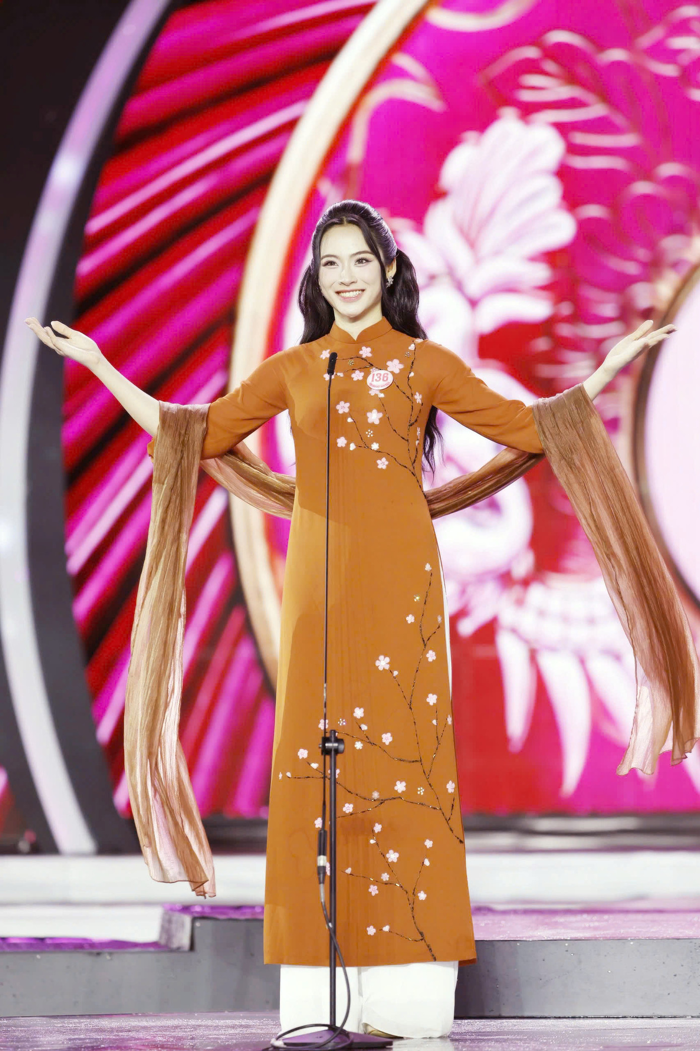 Các cô gái chinh phục khán giả bởi vẻ đẹp và sự duyên dáng. Các cô gái chinh phục khán giả bởi vẻ đẹp và sự duyên dáng.