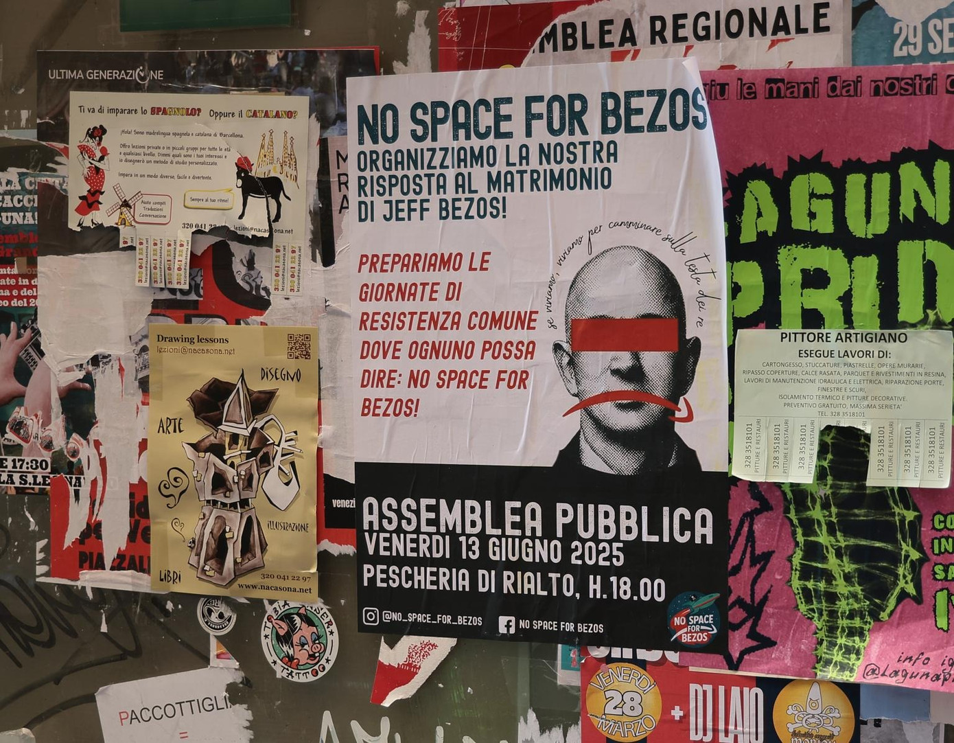 Áp phích phản đối tỷ phú Amazon được dán khắp Venice. Ảnh: Zumpress.