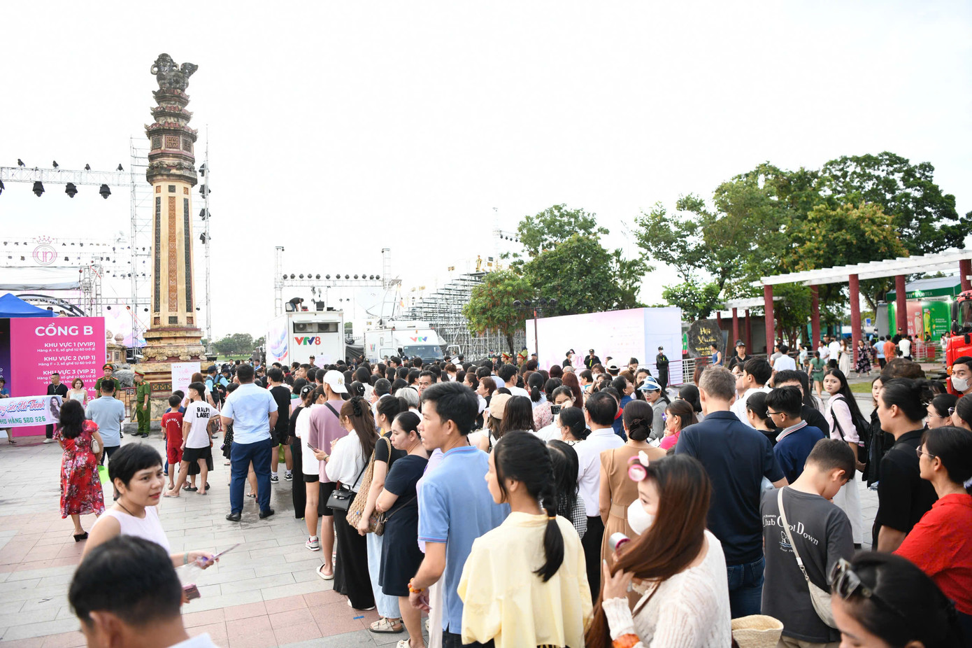Lượng khán giả đổ về nơi diễn ra chung kết Hoa hậu Việt Nam năm 2024 ngày càng đông, gần như lấp kín khu vực chờ vào cổng.