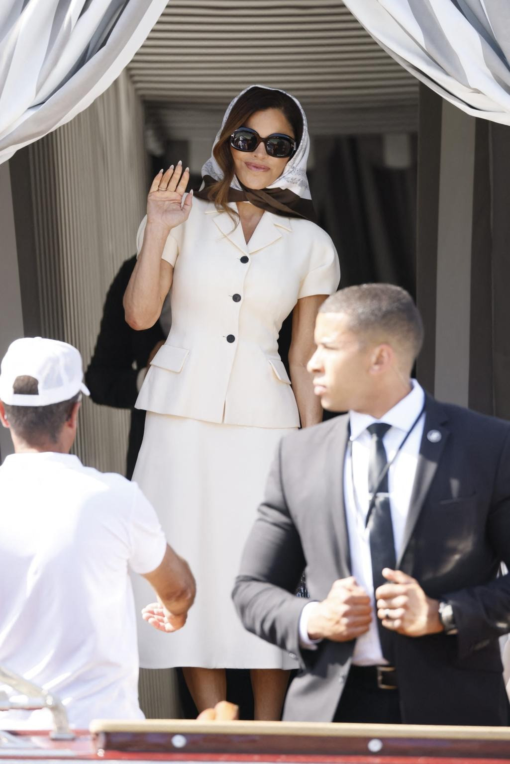 Trang phục mà cô dâu mới mặc đến từ nhà mốt Dior kết hợp với dép xăng đan Jimmy Choo màu đen, kính râm Tom Ford cỡ lớn, túi xách da cá sấu Hermès Kelly và khăn trùm đầu bằng lụa cùng thương hiệu. Nhẫn đính hôn trị giá 2,5 triệu USD được bà Bezos mang theo. Ảnh: SplashNews.com. Trang phục mà cô dâu mới mặc đến từ nhà mốt Dior kết hợp với dép xăng đan Jimmy Choo màu đen, kính râm Tom Ford cỡ lớn, túi xách da cá sấu Hermès Kelly và khăn trùm đầu bằng lụa cùng thương hiệu. Nhẫn đính hôn trị giá 2,5 triệu USD được bà Bezos mang theo. Ảnh: SplashNews.com.