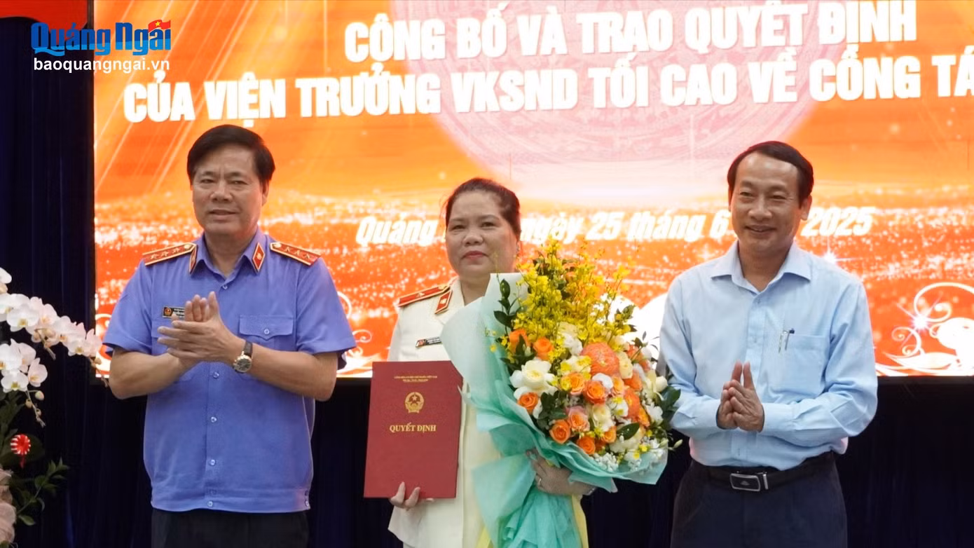 Phó Viện trưởng VKSND tối cao Nguyễn Quang Dũng trao quyết định bổ nhiệm bà Phạm Thị Kim Liên giữ chức vụ Viện trưởng VKSND tỉnh Quảng Ngãi (sau hợp nhất). Ảnh: Báo Quảng Ngãi.