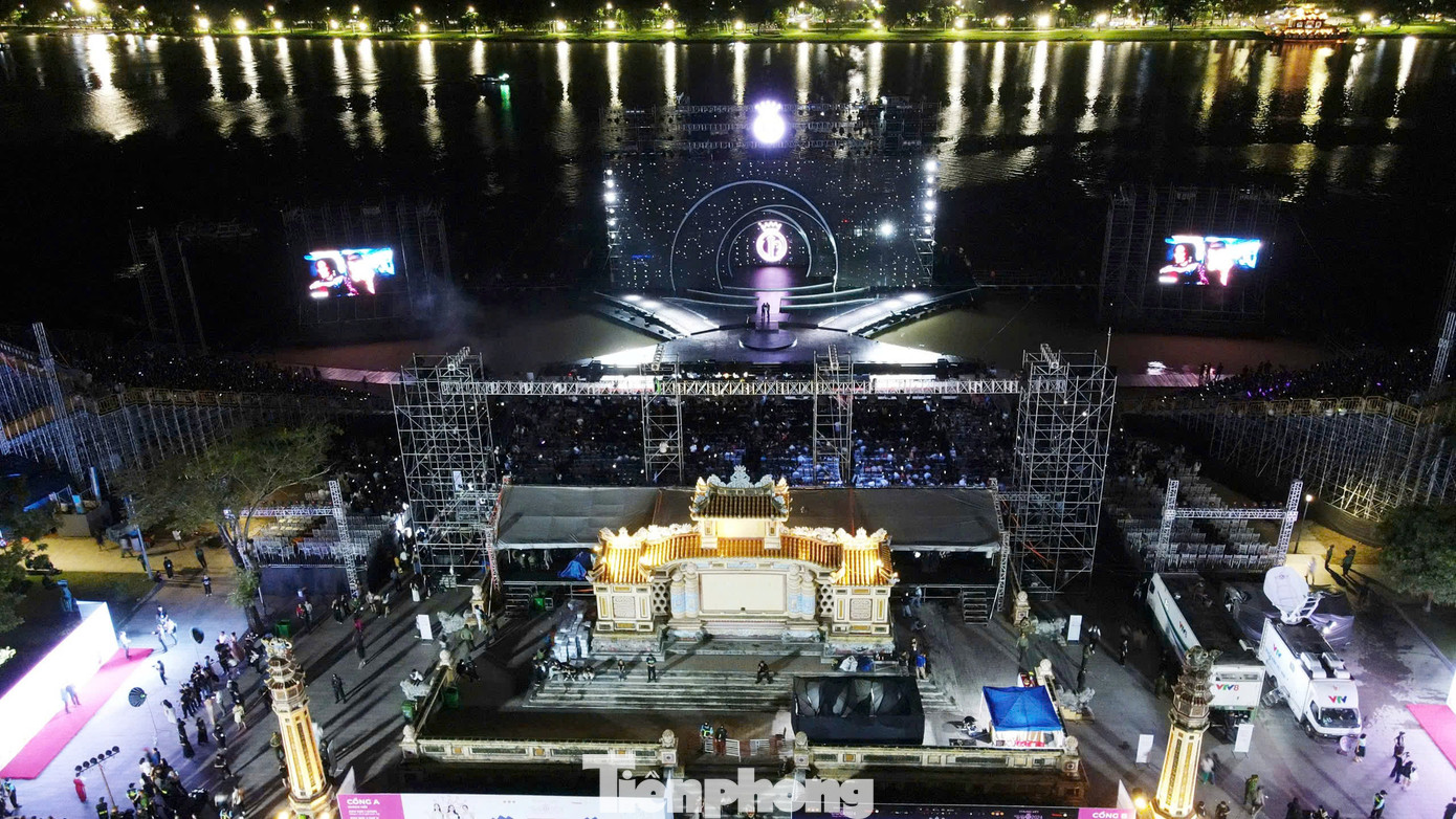 Sân khấu chung kết nhìn từ trên cao. Ảnh: Như Ý.