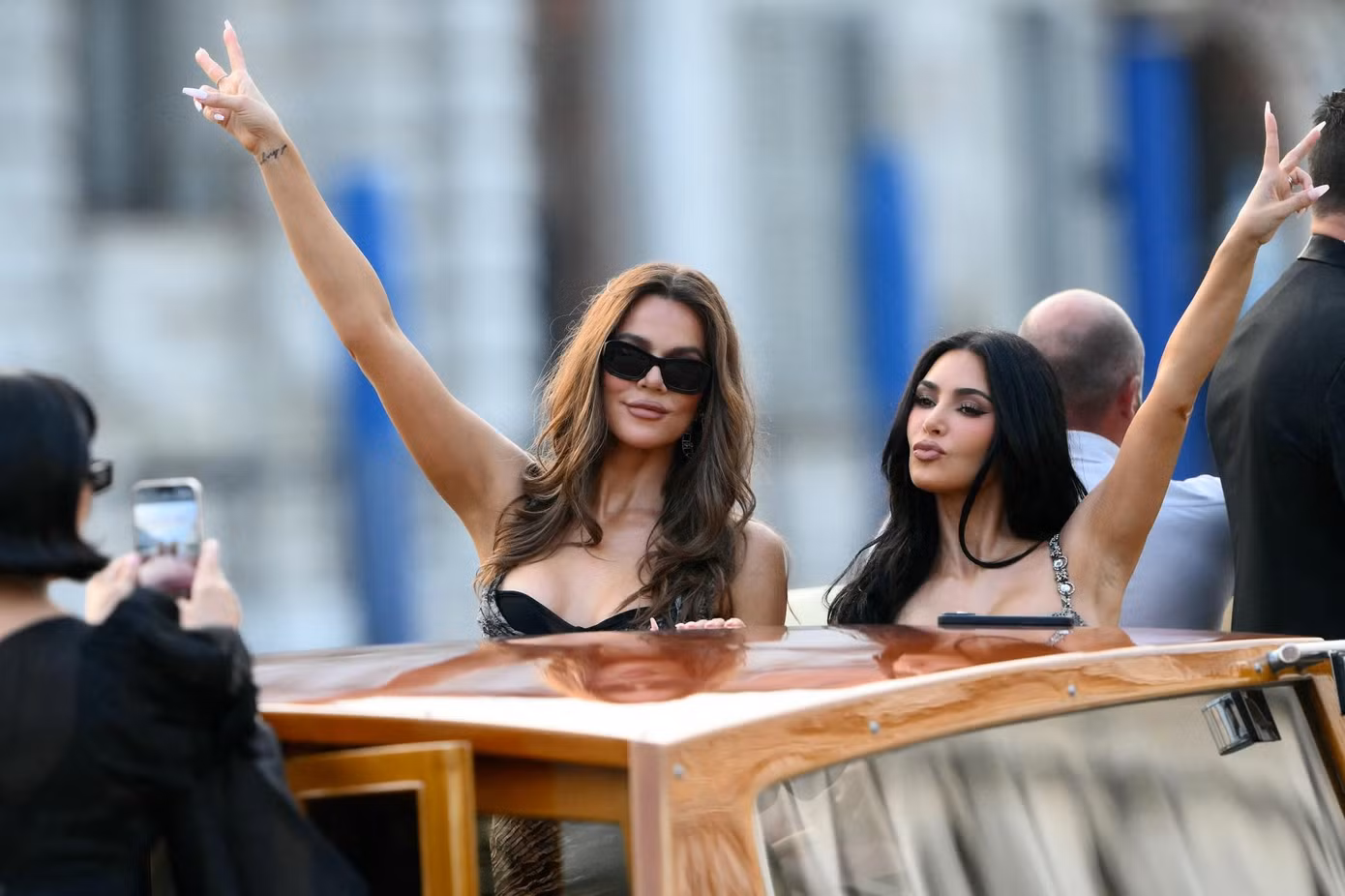 Kim và Khloé Kardashian được mẹ là bà Kris Jenner chụp ảnh cho. Ảnh: Getty Images.