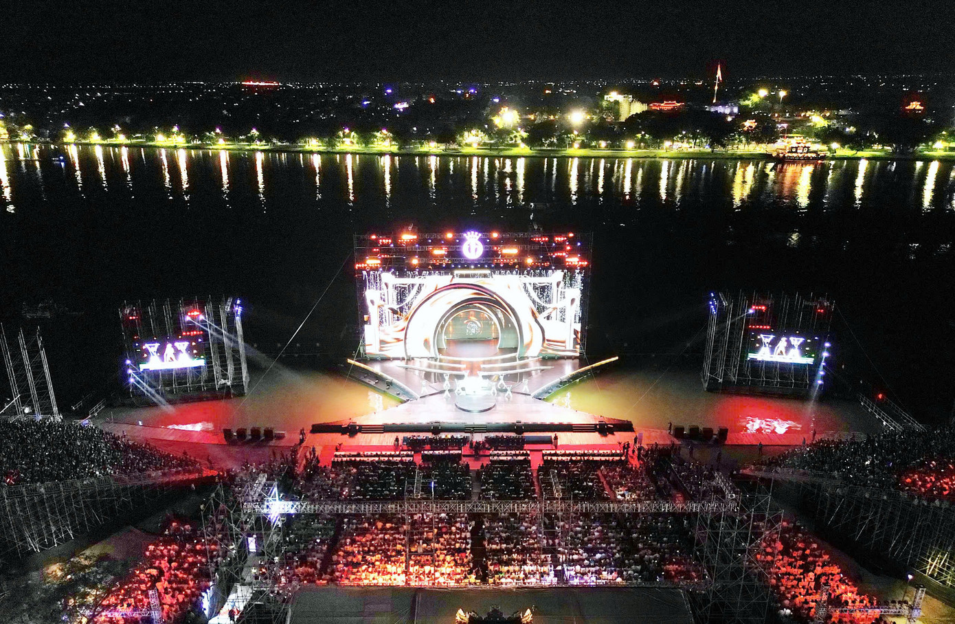 Sân khấu chung kết Hoa hậu Việt Nam 2024 rực rỡ cả một góc trời, giống như dạ minh châu thắp sáng màn đêm. Sân khấu chung kết Hoa hậu Việt Nam 2024 rực rỡ cả một góc trời, giống như dạ minh châu thắp sáng màn đêm.