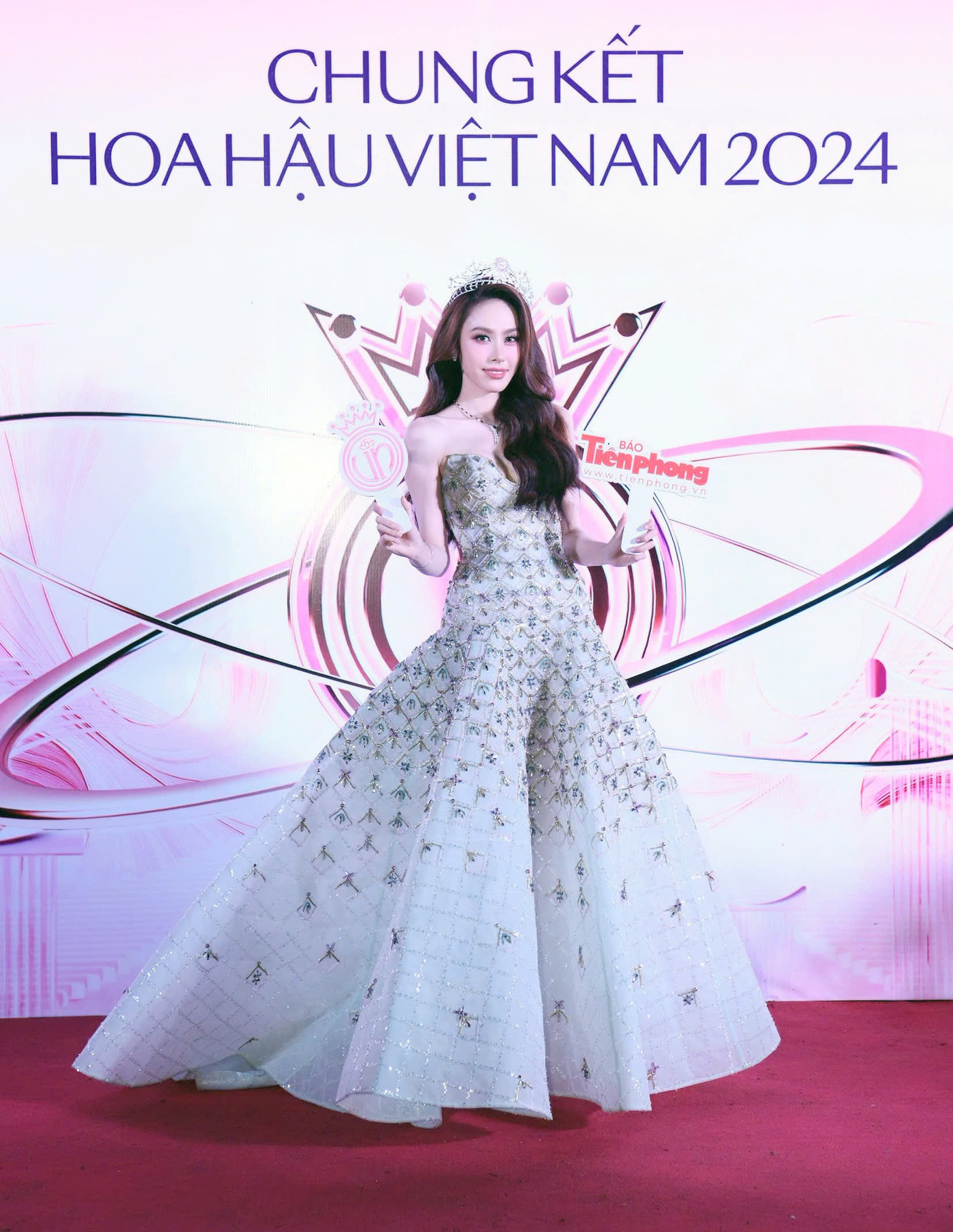 Á hậu Ngọc Hằng bật mí cô và Á hậu Trịnh Thùy Linh sẽ có màn trình diễn chung với các thí sinh. “Trong nhiệm kỳ, Top 3 Hoa hậu Việt Nam 2022 đã làm tốt trọng trách, sứ mệnh của mình. Tôi không có gì nuối tiếc và luôn nỗ lực để hoàn thiện bản thân”, cô nói.