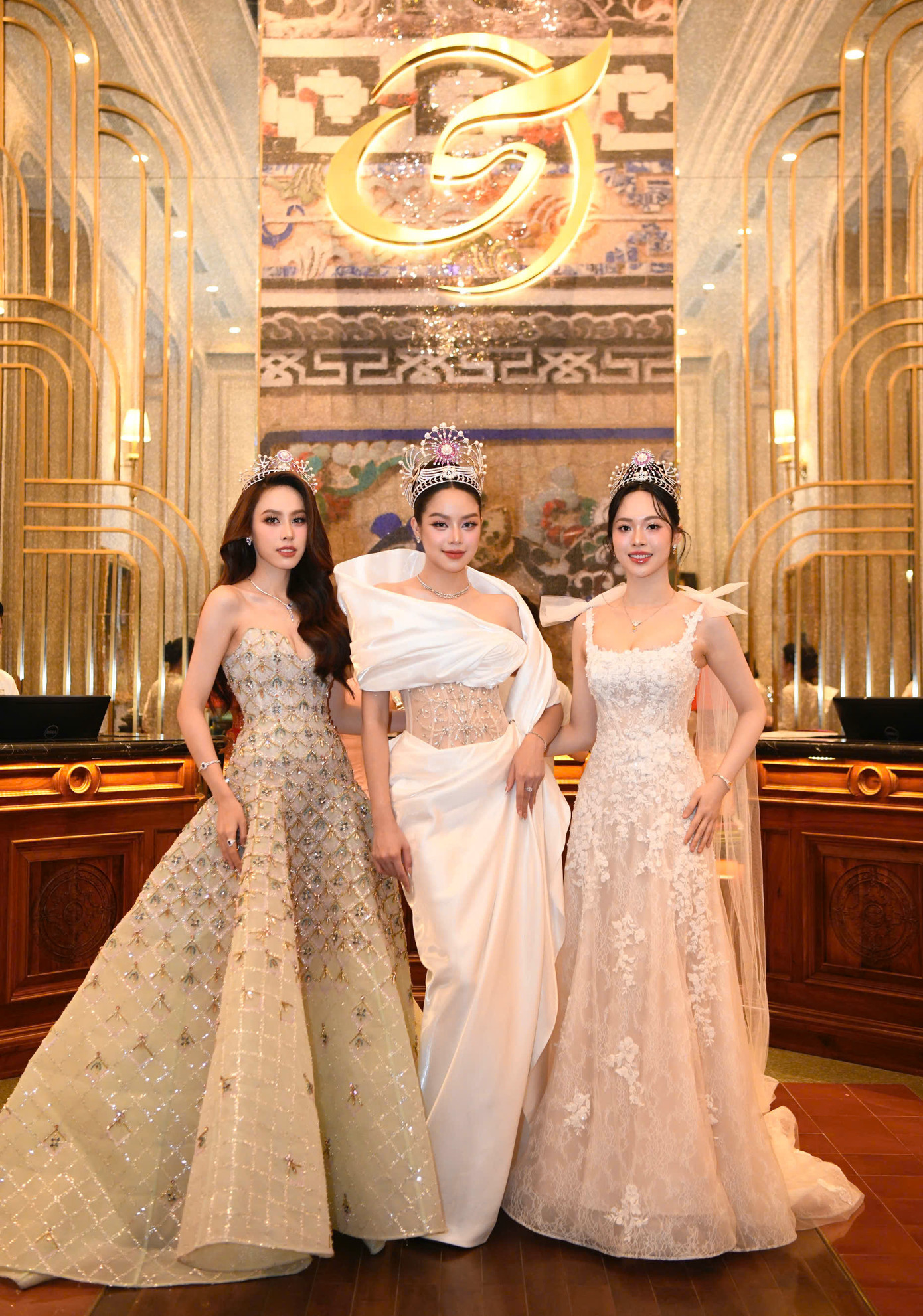 Hoa hậu Việt Nam 2022 Huỳnh Thị Thanh Thủy cùng Á hậu Trịnh Thùy Linh và Á hậu Ngọc Hằng xuất hiện lộng lẫy trên thảm đỏ.