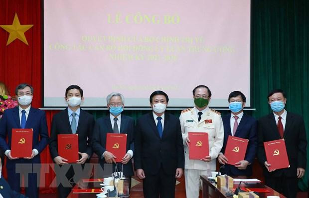 Ông Nguyễn Xuân Thắng, Uỷ viên Bộ Chính trị, Chủ tịch Hội đồng Lý luận T.Ư, Giám đốc Học viện Chính trị quốc gia Hồ Chí Minh trao quyết định bổ nhiệm cho các cán bộ (ảnh TTXVN) Ông Nguyễn Xuân Thắng, Uỷ viên Bộ Chính trị, Chủ tịch Hội đồng Lý luận T.Ư, Giám đốc Học viện Chính trị quốc gia Hồ Chí Minh trao quyết định bổ nhiệm cho các cán bộ (ảnh TTXVN)