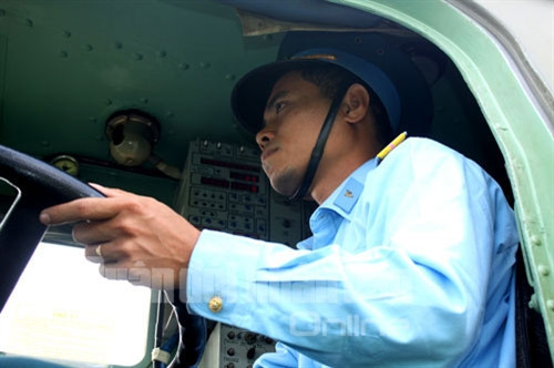 Chiến sĩ lái xe tập trung cao độ…
