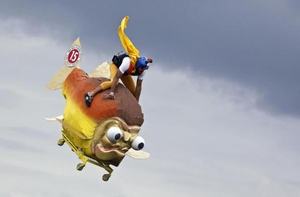 Một vận động viên đang điều khiển tàu bay kỳ dị trong một cuộc thi bay ở ngoại ô Moscow, Nga vào ngày 28/7