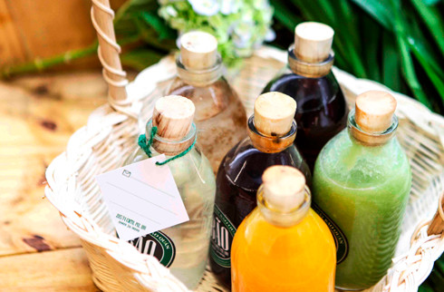 Nước uống ở quán của Linh được chế biến từ những trái cây, rau quả, lá thiên nhiên. Ảnh: Hồng Châu.