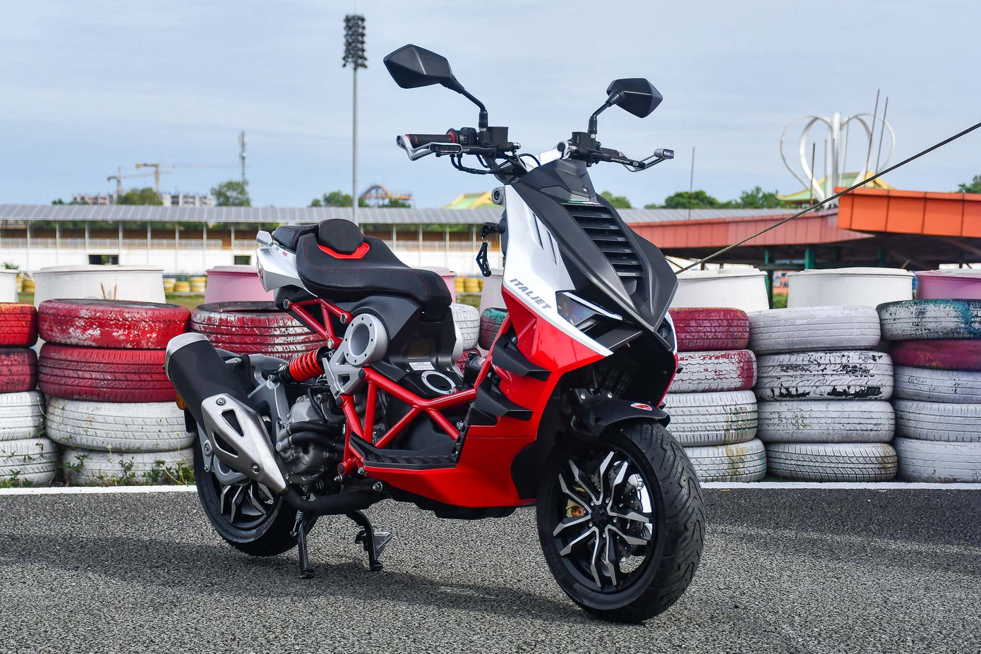 Dòng xe Italjet Dragster 300 có thiết kế lạ mắt. Ảnh: Tuấn Hoàng