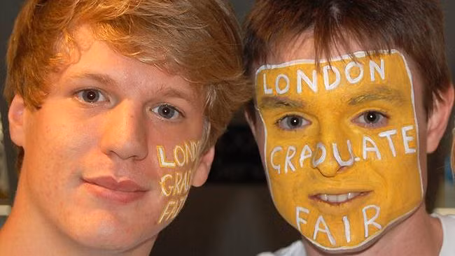 Hai cựu sinh viên trường đại học Cambridge bán mặt quảng cáo để kiếm tiền trả nợ. Hai cựu sinh viên trường đại học Cambridge bán mặt quảng cáo để kiếm tiền trả nợ