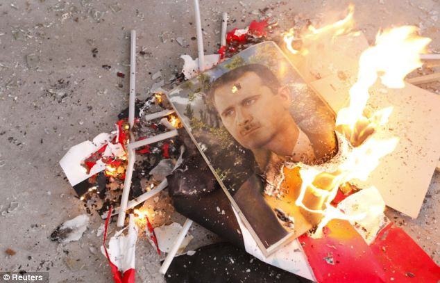 Hình ảnh tổng thống Bashar al Assad bị đốt cháy trên đường