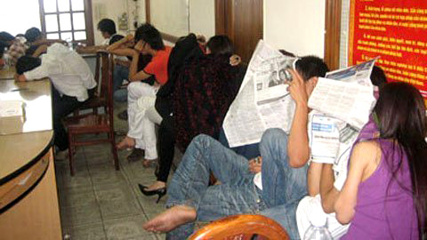 Thanh thiếu niên phê thuốc chờ test ma túy tại công an. Thanh thiếu niên phê thuốc chờ test ma túy tại công an