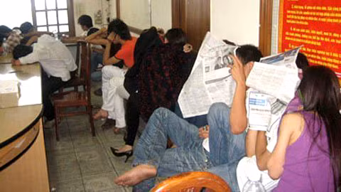 Thanh thiếu niên phê thuốc chờ test ma túy tại công an