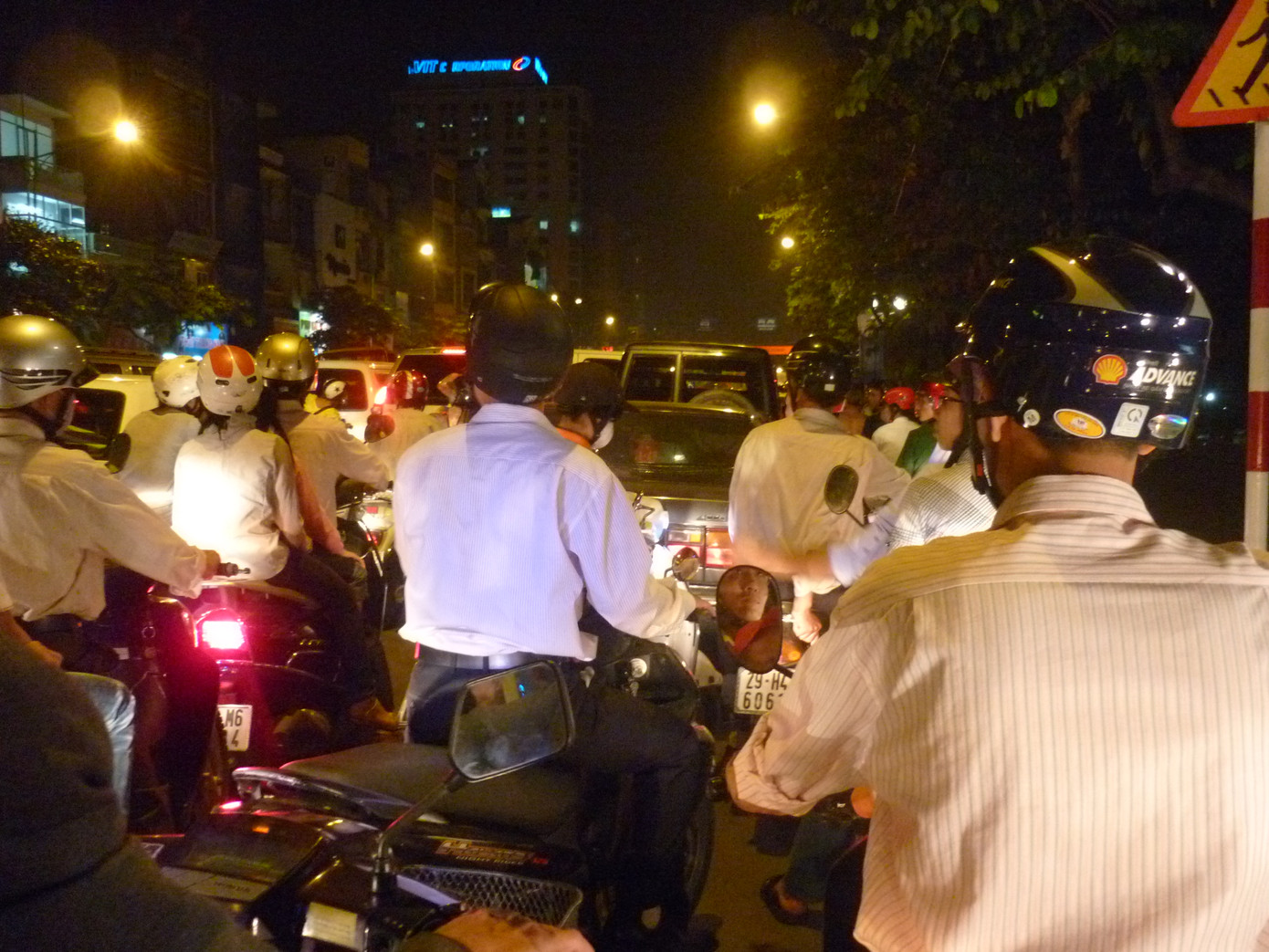 Tắc đường tại ngã tư, gần khách sạn Daewoo