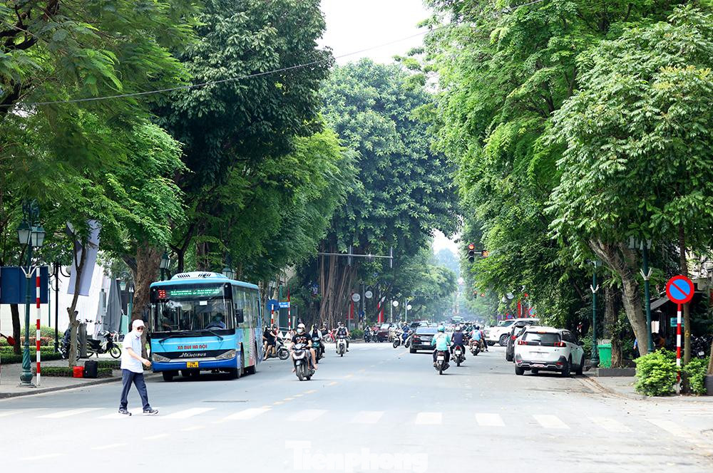 Một Hà Nội vốn ồn ã, xô bồ của ngày thường, nay bỗng chốc trở nên khác lạ