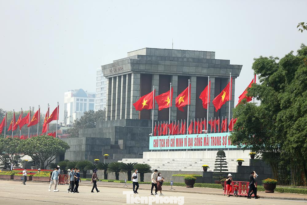 Những ngày này, Hà Nội rực rỡ sắc đỏ của màu cờ mừng ngày giải phóng miền Nam thống nhất đất nước.