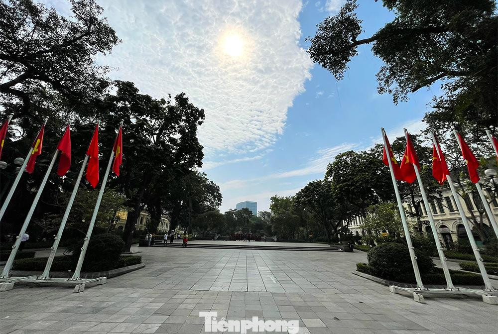 Khu vực tượng đài Lý Thái Tổ vắng vẻ.