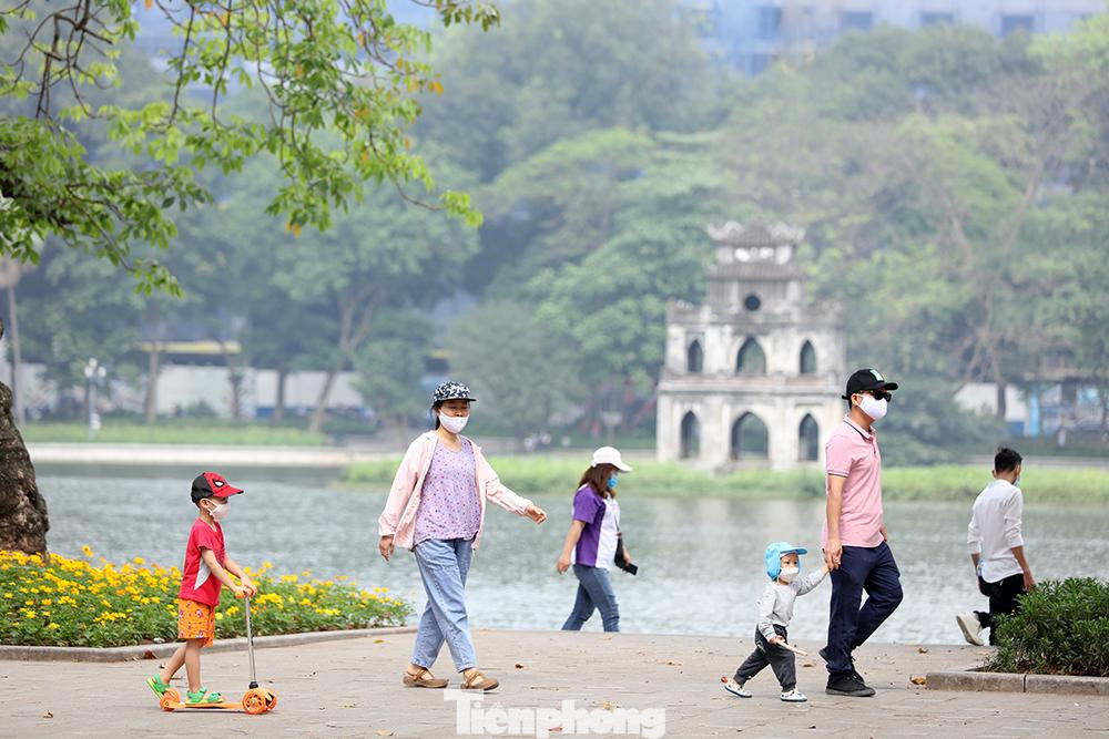 Thư thái đi dạo Hồ Hoàn Kiếm sáng 30/4.