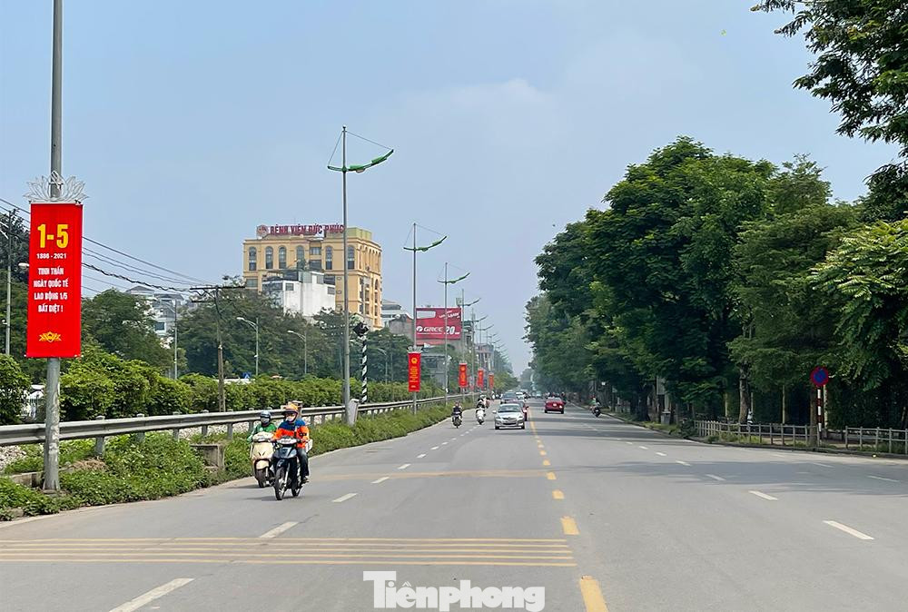 Không còn cảnh tắc đường, còn cảnh người xe hối hả, đường Lê Duẩn sáng 30/4 thống thoáng, vắng vẻ.