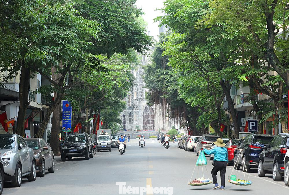 Trên phố Nhà Thờ lúc 8g30 sáng nay